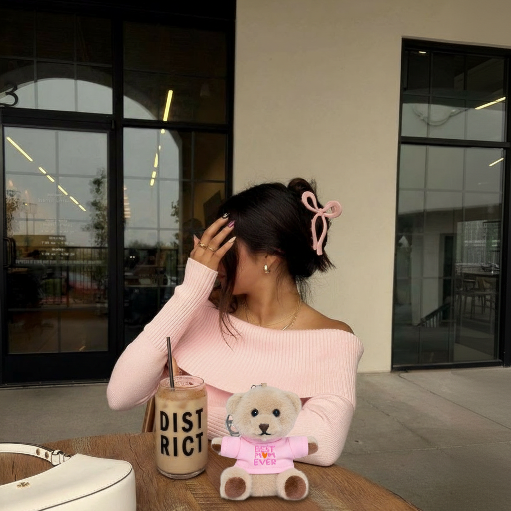 Pinker Teddybär auf einem Tisch in einem Cafe 