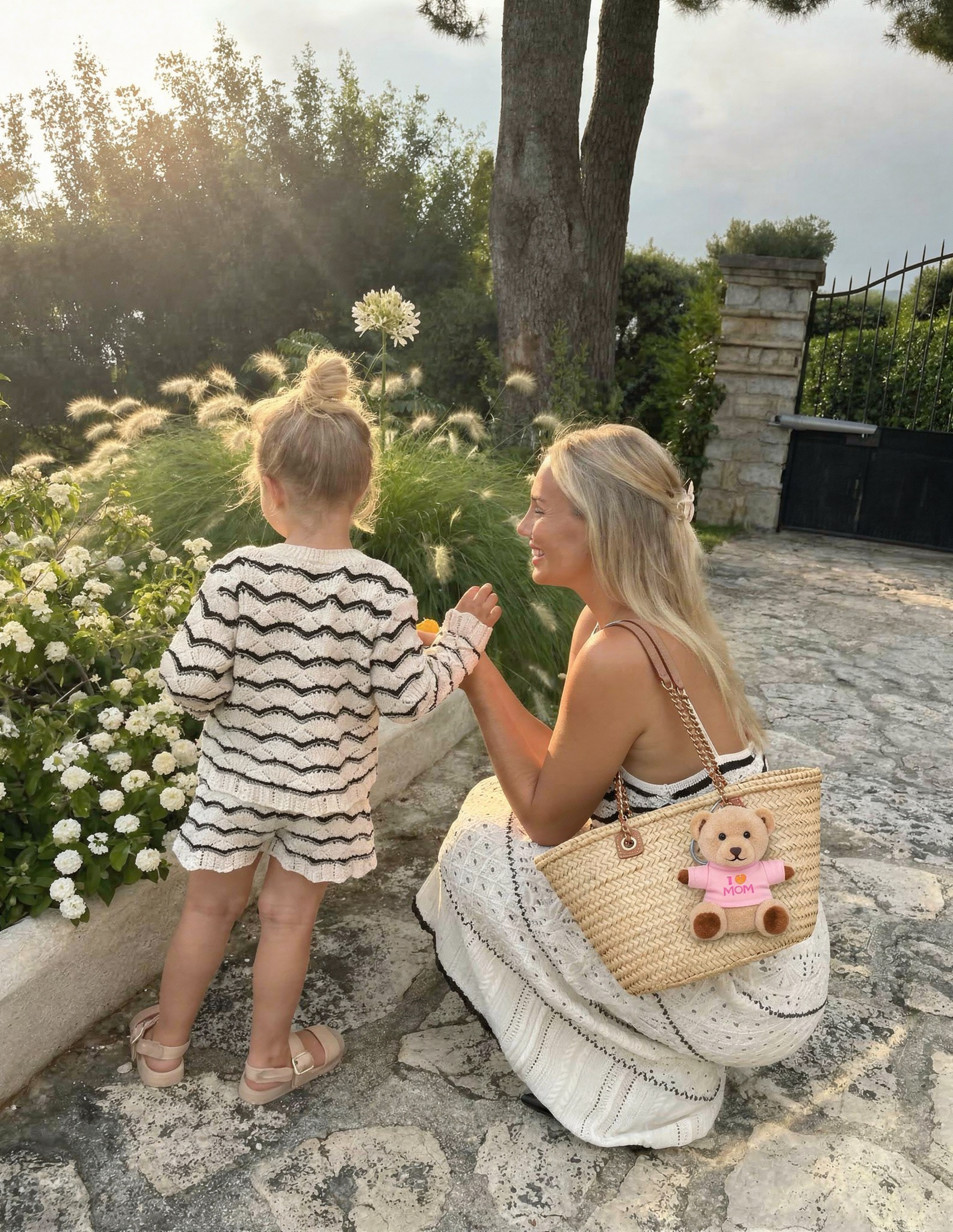 Tochter und Mutter mit Korbtasche und Teddy Anhänger