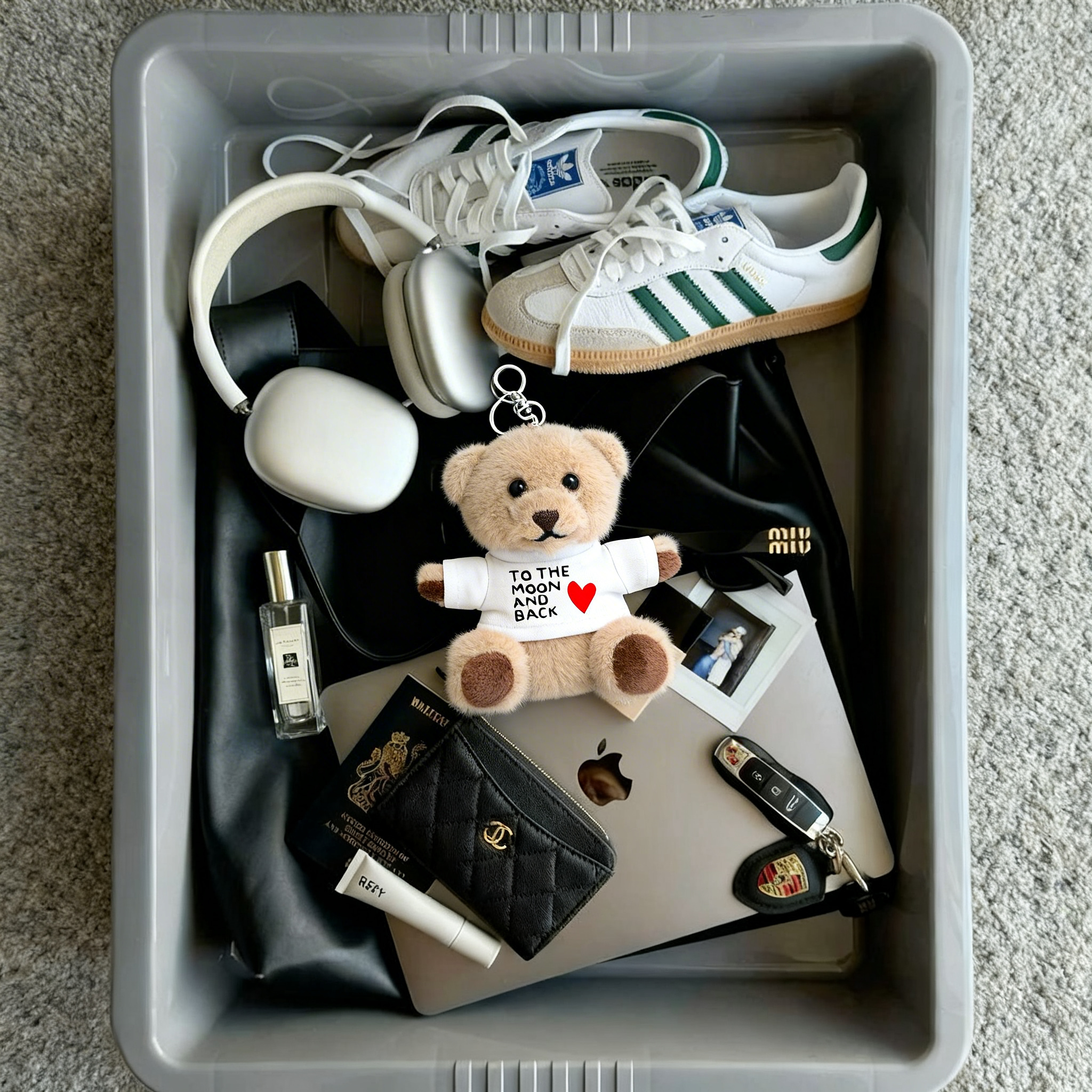 Flughafen Box mit Essentials und einem flauschigen Teddybär