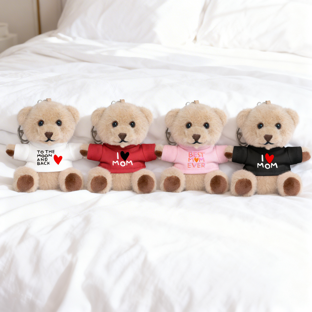 Süße Teddys auf einem weißen Bett