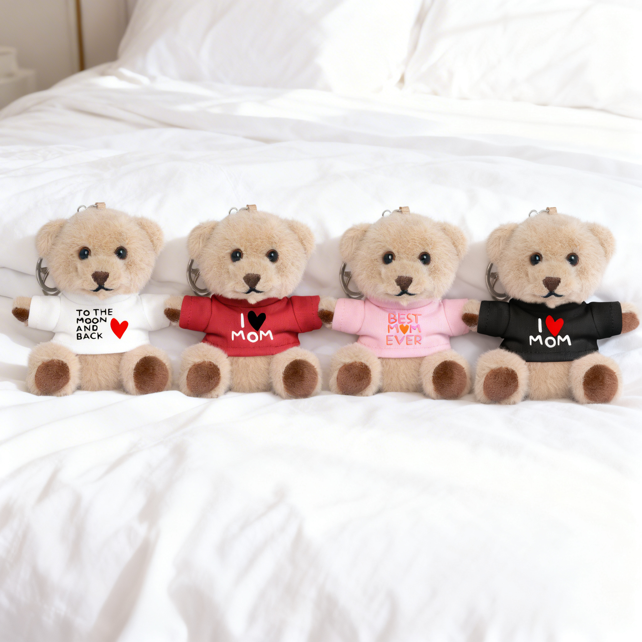 Süße Teddys auf einem weißen Bett